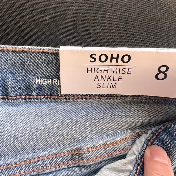 NWT SoHo High Rise Ankle Slim Light Wash Distressed Women's Jeans Size 8 - Picture 3 of 8